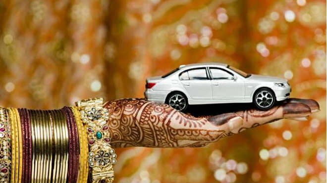 दहेज की बलि चढी 24 वर्षीय युवती, मनपसंद कार ना मिलने पर चेहरे पर पैर से मारता था लालची पति
