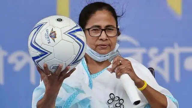 खेला होबे’ स्किम के तहत रजिस्टर्ड क्लबों को दिए जाएंगे फुटबॉल Even though the elections are over in West Bengal, 'Khela Hobe' will continue. In Bengal, on the basis of the slogan