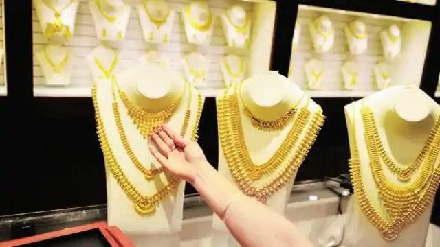 और महंगा होने से पहले कर ले सोने की खरीदारी, जाने आज का ताजा भाव In the bullion market, where there has been a slight increase in the spot price of gold today, silver has become cheaper. Changes are being