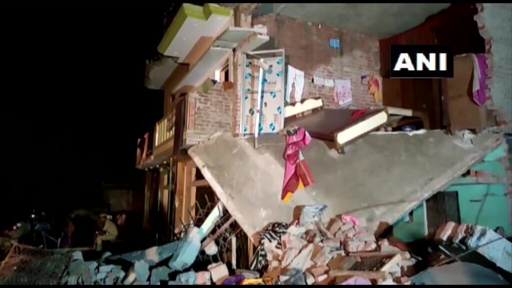 गोंडा: सिलेंडर फटने से हुआ धमाका, 3 बच्चों समेत 7 लोगों की मौत According to the information, the explosion was caused by a cylinder explosion, after which the building collapsed.