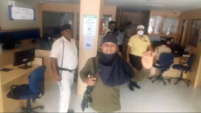 हाजीपुर में दिनदहाड़े एचडीएफसी बैंक में डकैती, कर्मचारियों और ग्राहकों को बंधक बनाकर एक करोड़ 19 लाख ले गए लूटेरे The latest case is of Jarua in Hajipur of Vaishali district. Here the miscreants riding bikes in broad daylight have carried out the incident of robbery of one crore 19 lakhs.