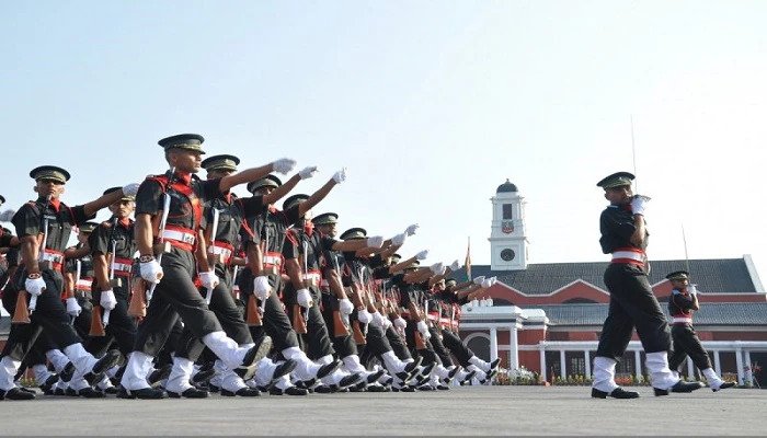 भारतीय सेना को मिले 341 युवा अधिकारी, सरहद की निगहबानी करेंगे ये सैनिक After crossing the last step in the passing out parade at the Indian Military Academy, a group of 341 young officers today became an integral