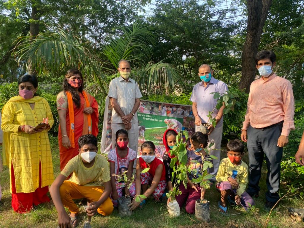स्वदेशी जागरण मंच द्वारा रोहिणी में किया गया वृक्षारोपड़, पर्यावरण को शुद्ध रखने का दिया संदेश