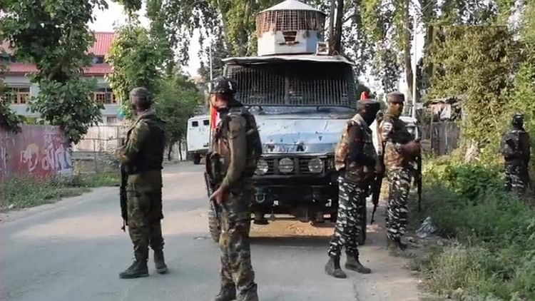 जम्मू कश्मीर: 24 घंटे में पुलिस-सीआरपीएफ पर दूसरी बार आतंकी हमला, 2 जवान शहीद Terrorists have targeted police and CRPF personnel in Sopore, Kashmir. Two soldiers were martyred in this attack. In addition, two civilians