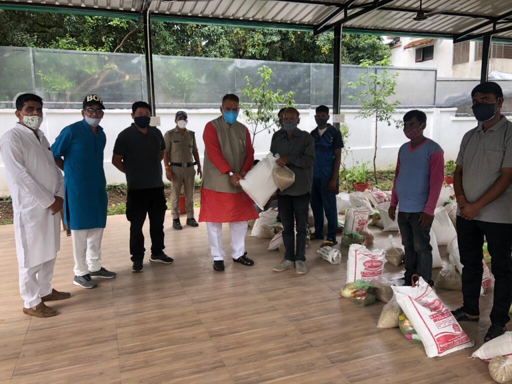काबीना मंत्री गणेश जोशी ने विक्रम चालकों को भेंट किए राशन किट