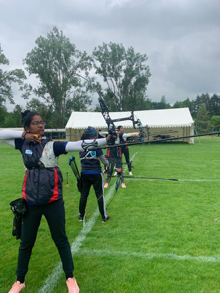 विश्व कप चरण 3 के लिए भारतीय तीरंदाज पेरिस रवाना Dronacharya awardee Purnima Mahato along with Indian archers Deepika Kumari, Komalika Bari, Ankita Bhakta and Madhu Vedawan,