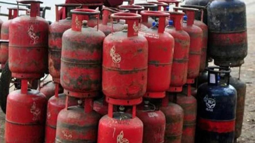LPG ग्राहकों अब किसी भी डिस्ट्रीब्यूटर से भरवा सकेंगे सिलेंडर, जानिए कैसे Modi government has given big relief to LPG customers. Government has now given the option to the customers to decide from which