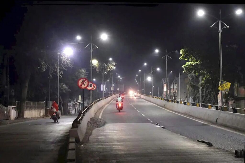 बिहार में आज से खत्म हुआ लॉकडाउन, सख्ती से जारी रहेगा नाइट कर्फ्यू In Bihar, the lockdown is being abolished from today i.e. from Tuesday, but the night curfew will still continue with strictness.