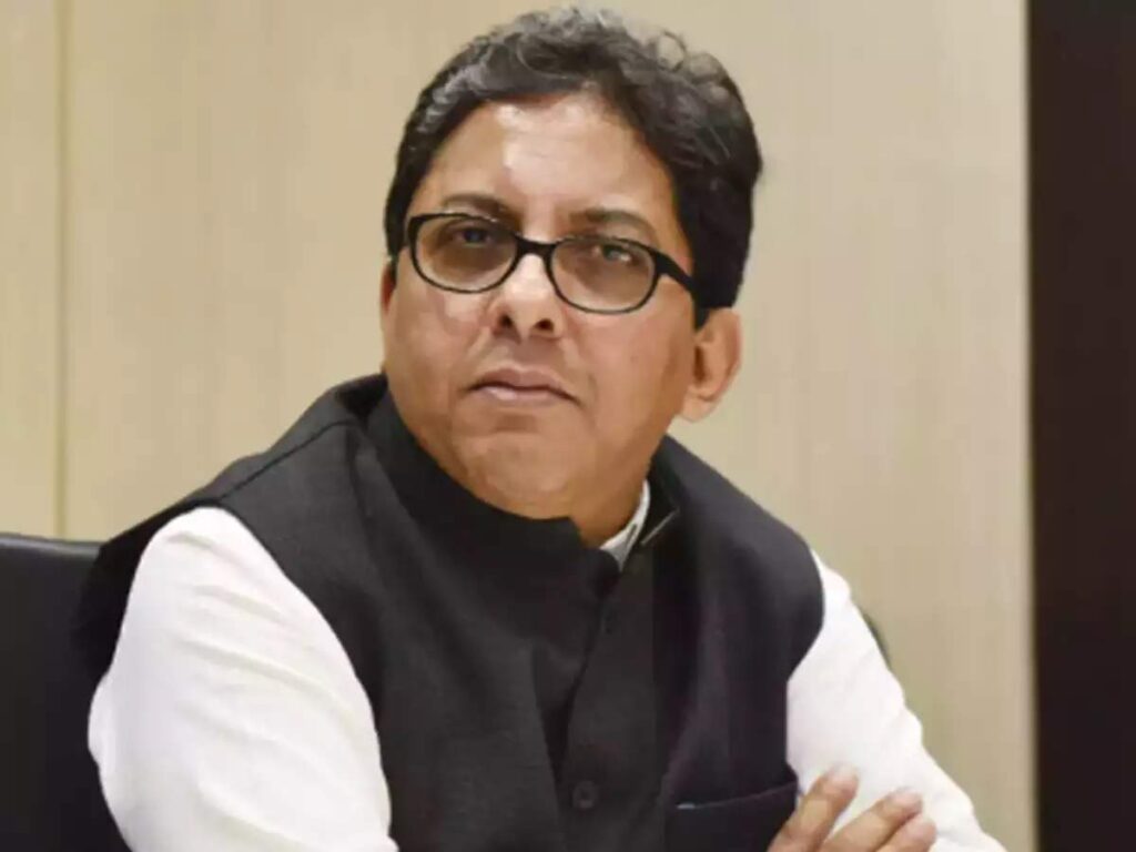 खत्म नही हो रही अलपन बंदोपाध्याय की मुश्किलें, केंद्र ने 30 दिनों के भीतर मांगा जवाब between the Center and the Mamata Banerjee-led government over former Bengal Chief Secretary Alapan Bandyopadhyay,