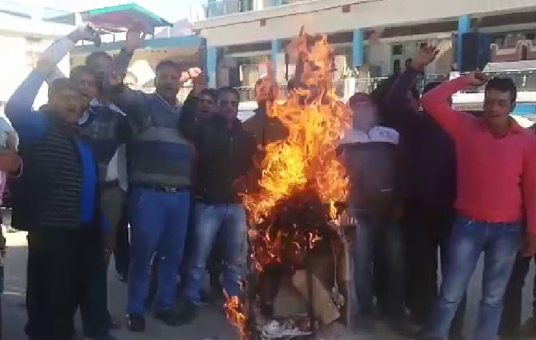 इतिहास में पहली बार धाम में सरकार का फूंका गया पुतला, पर्यटन मंत्री के बयान से पुरोहितों में है आक्रोश Uttarakhand Tourism and Culture Minister Satpal Maharaj's statement of not reconsidering the Devasthanam Board has created a ruckus