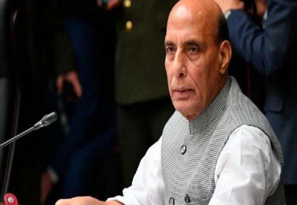 असम में रक्षा मंत्री राजनाथ सिंह ने सीमा के पास 12 सड़कों का किया उद्घाटन Defense Minister Rajnath Singh arrived on a two-day visit to Assam today. During this he inaugurated 12 roads constructed by the Border Roads