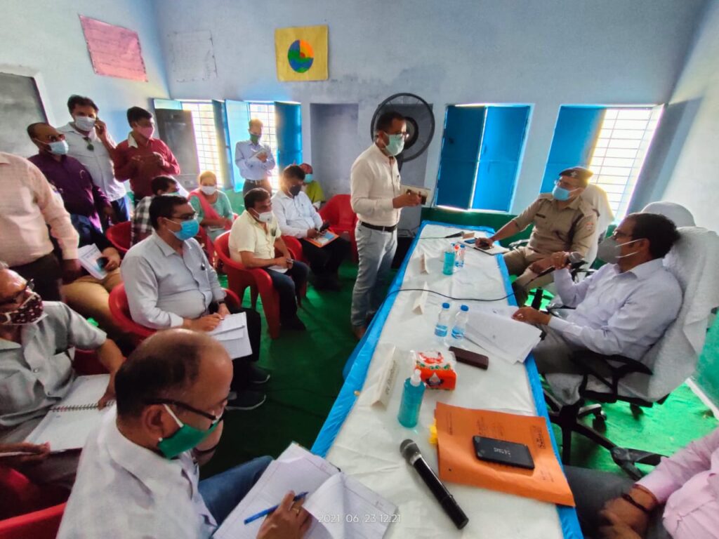 जिलाधिकारी श्री सी0 रविशंकर ने बालावाली क्षेत्र में आयोजित शिविर में स्थानीय लोगों की समस्याओं को सुना