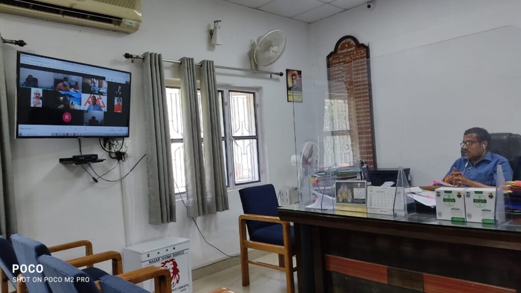 जिलाधिकारी श्री सी0 रविशंकर ने जिला अपशिष्ठ प्रबन्धन समिति के साथ की बैठक District Magistrate Shri C. Ravi Shankar held a meeting of the District Waste Management Committee on Wednesday through video