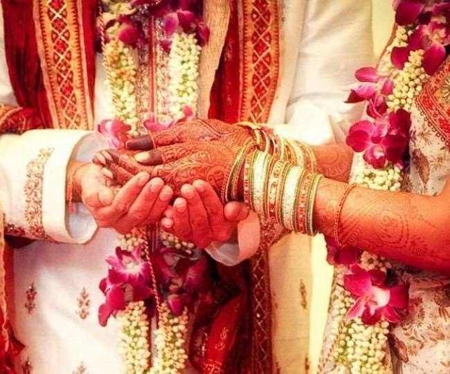 महाराष्ट्रः शादी समारोह में कोरोना प्रोटोकॉल की अनदेखी को लेकर भाजपा विधायक महेश लांडगे पर एफआईआर दर्ज While on the one hand there has been a decrease in the cases in Corona after strictness, now some people are trying to increase it again.