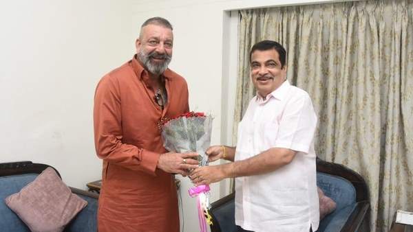 केंद्रीय मंत्री नितिन गडकरी से उनके आवास पर मिले अभिनेता संजय दत्त, राजनीति में शामिल होने की चर्चा तेज Bollywood actor Sanjay Dutt met Union Minister Nitin Gadkari at his residence in Nagpur on Saturday. Actor Sanjay Dutt has also taken
