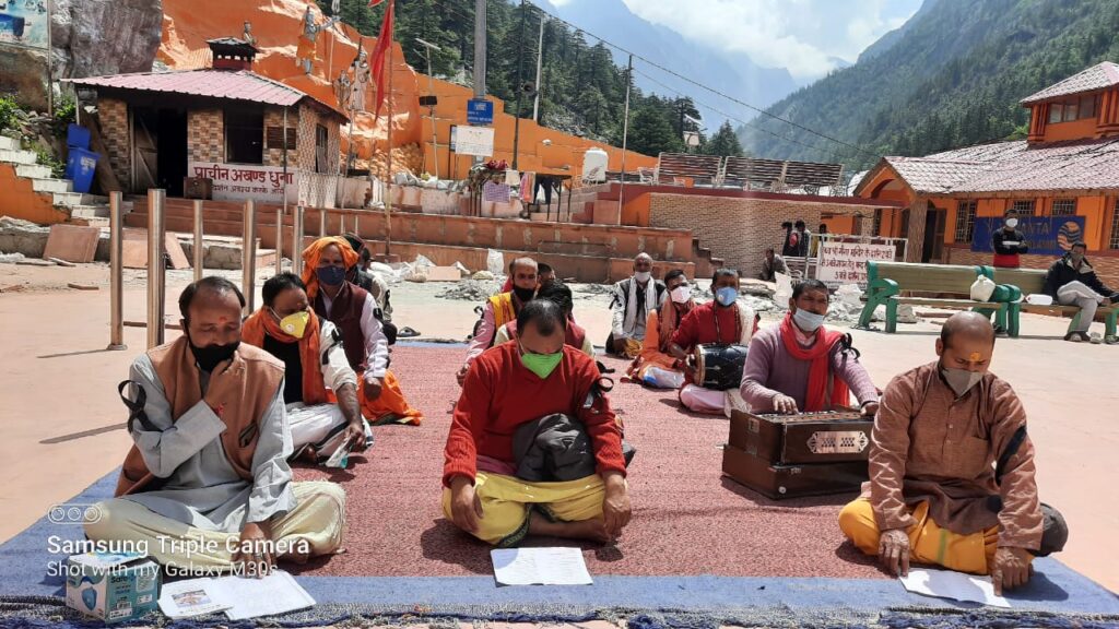 देवस्थानम बोर्ड को भंग करने की मांग को लेकर शुक्रवार को गंगोत्री मंदिर में पुरोहितों ने काली पट्टी बांधकर किया पूजा-पाठ Teerth priests have again mobilized regarding the Uttarakhand Char Dham Devasthanam Board.