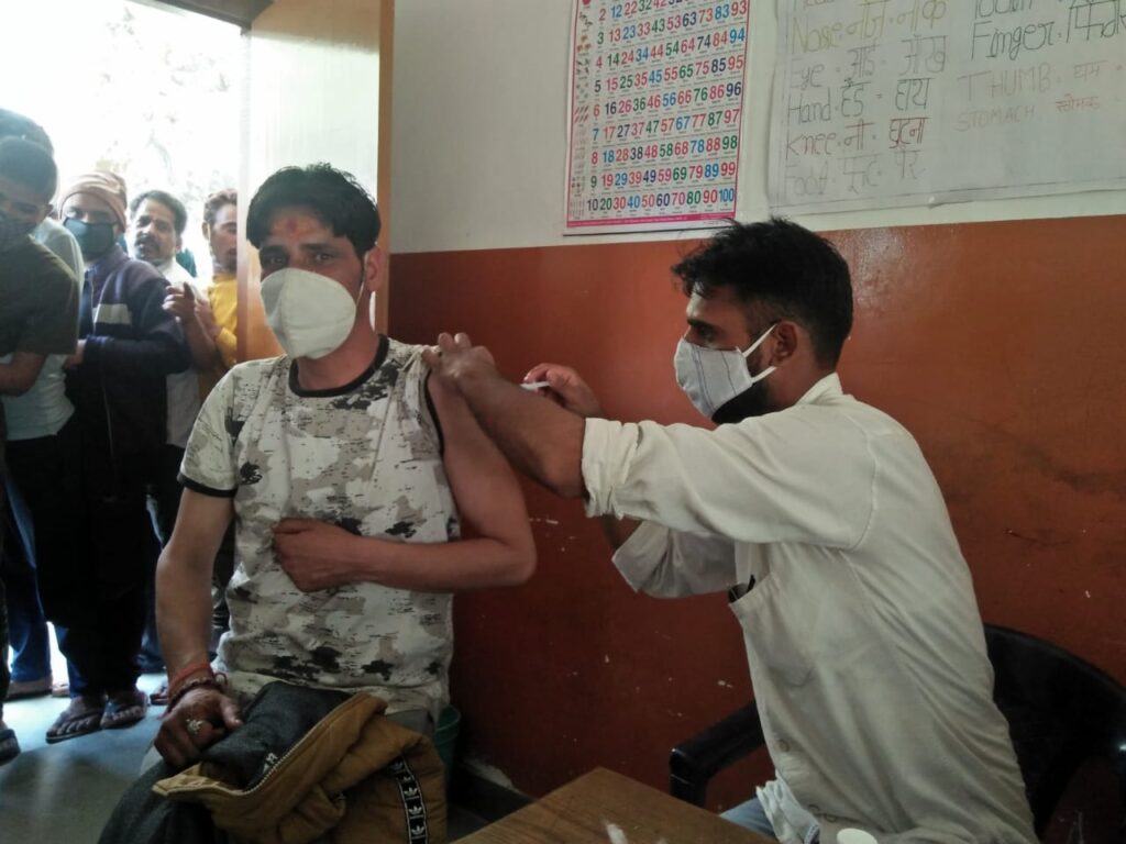 उत्तरकाशी के ग्रामीण इलाकों में किया गया वैक्सीनेशन, साथ ही कोरोना नियमों के सख्ती से पालन के लिए पुलिस को तैनात करने की तैयारी According to the instructions given by the state government, the district administration is ensuring complete preparations