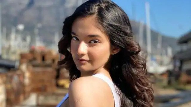 ‘खतरों के खिलाड़ी-11’ की कंटेस्टेंट अनुष्का सेन कोरोना पॉजिटिव.. Famous actress and shooting of 'Khatron Ke Khiladi-11' is going on in Cape Town, South Africa these days. The show is being shot