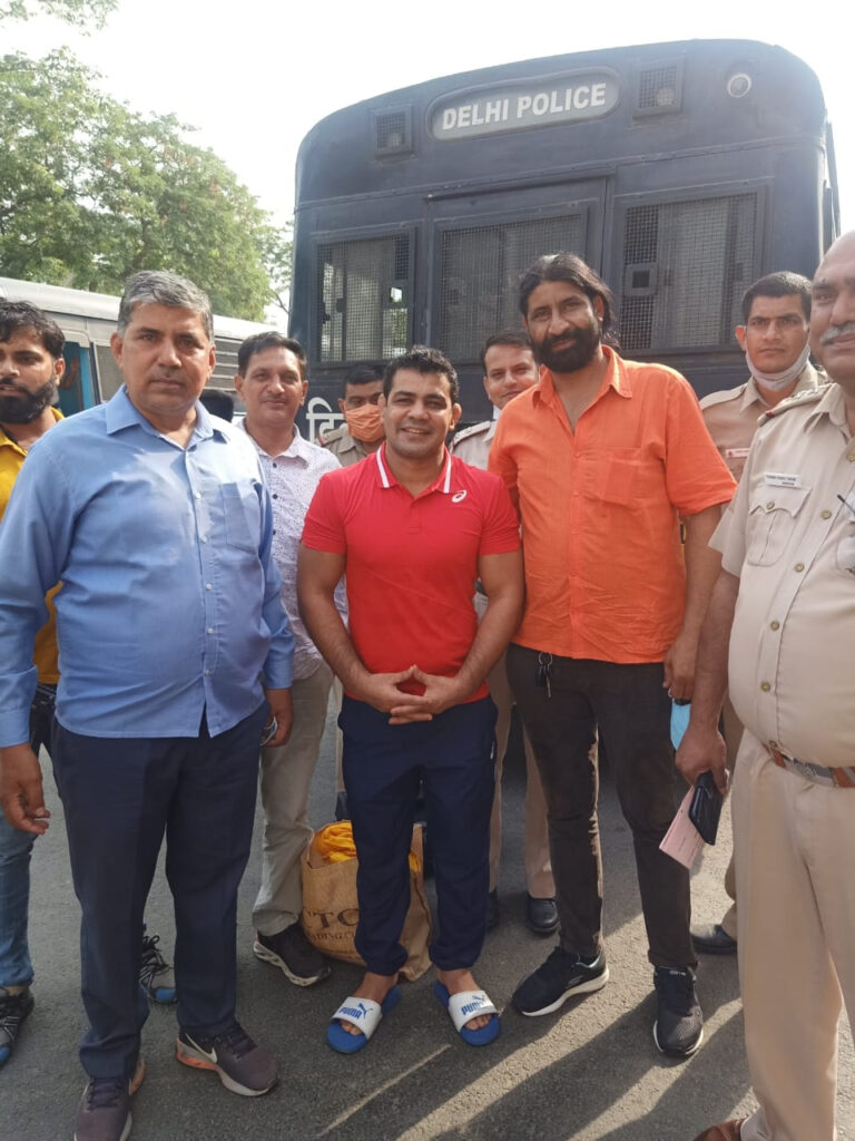 ओलंपियन सुशील पहलवान और स्पेशल सेल का “प्रेम” का रिश्ता Olympian Sushil Pehelwan, accused of killing Sagar Pehalwan, was sent from Mandoli Jail to Tihar Jail. Sushil Pehelwan's life is said