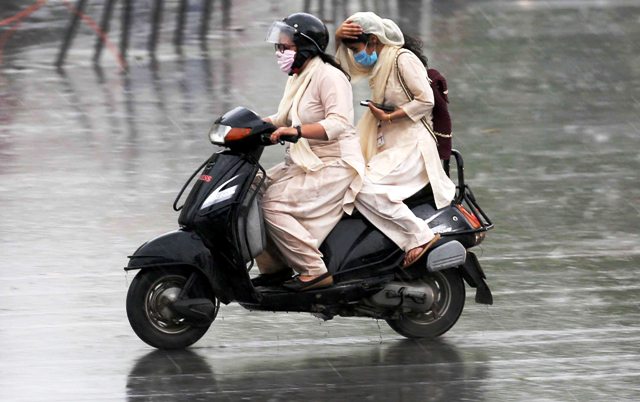 दिल्ली एनसीआर में अचानक बदला मौसम, तेज हवाओं के साथ पड़ी बौछारें The weather suddenly changed in Delhi-NCR on Thursday afternoon. There have been light rain showers with strong winds in many areas