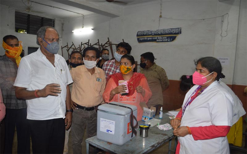 बृजमोहन अग्रवाल ने किया कोविड टीकाकरण सेंटरों का अवलोकन, टीकाकरण सेंटरों की व्यवस्था सुधारने का दिया निर्देश