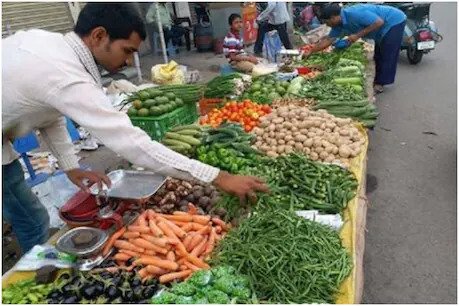 कोरोना के बाद महंगाई की मार, आपदा को अपने लिए अवसर बना रहे व्यापारी The global pandemic Corona has proved like a curse for middle-class families. The lockdown due to Corona has made the life of the poor