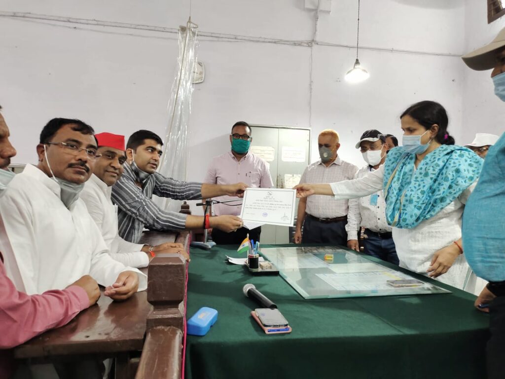 सपा से जिला पंचायत अध्यक्ष हुए निर्वाचित, जिलाधिकारी ने दिया प्रमाण पत्र