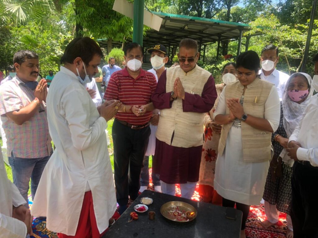 सैनिक कल्याण मंत्री गणेश जोशी नें ओवरहैड टैंक का भूमिपूजन कर निमार्ण कार्य का किया शुभारम्भ State's Industrial Development and Sainik Welfare Minister Ganesh Joshi on Sunday inaugurated the construction work of overhead