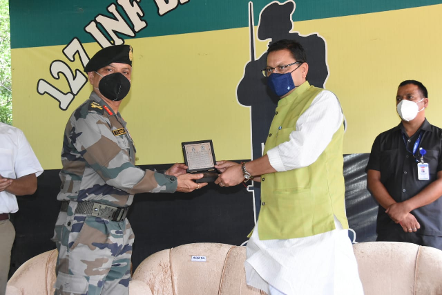 मुख्यमंत्री श्री पुष्कर सिंह धामी ने 127 ईको बटालियन, गढ़ी कैंट में अपर महानिदेशक प्रादेशिक सेना जनरल गुलाब सिंह रावत द्वारा दी गई कोविड राहत सामग्री को किया रवाना