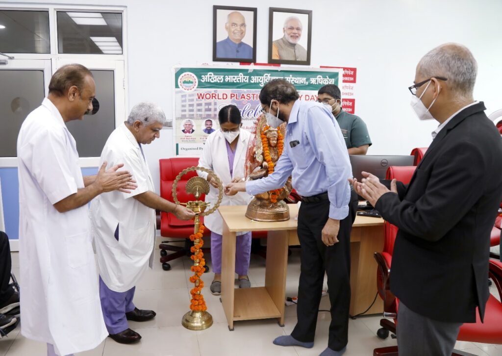 अखिल भारतीय आयुर्विज्ञान संस्थान एम्स ऋषिकेश में मनाया गया प्लास्टिक चिकित्सा दिवस