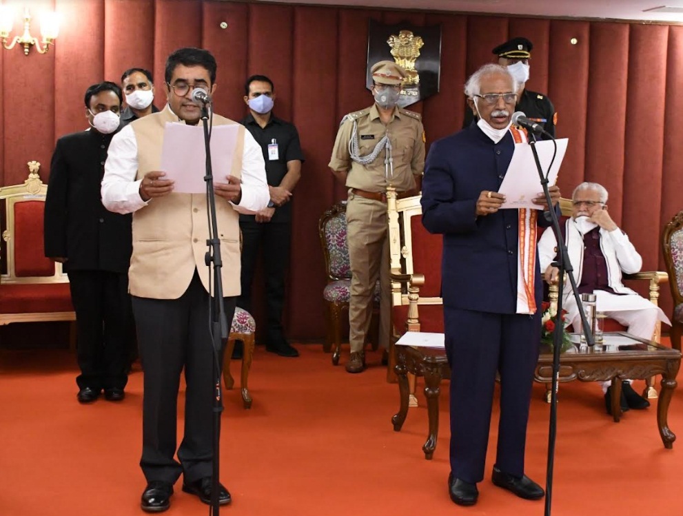 हरियाणा लोकसेवा आयोग के नए सदस्य बने आनंद शर्मा, राज्यपाल बंडारू दत्तात्रेय ने दिलाई शपथ
