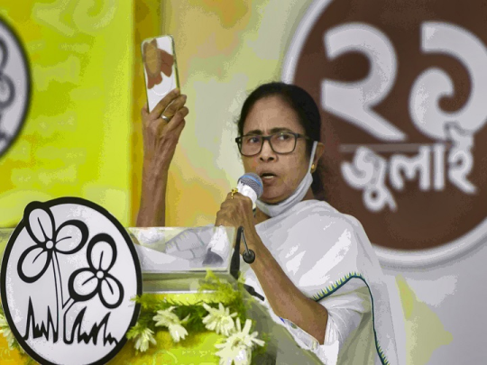 दिल्ली रवाना होने से पहले सीएम ममता बनर्जी की मंत्रियों के साथ बैठक, बुधवार को पीएम मोदी से कर सकती है मुलाकात