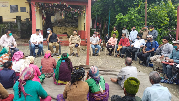 मुख्य विकास अधिकारी श्री गौरव कुमार ने आपदाग्रस्त क्षेत्र निराकोट गांव का किया स्थलीय निरीक्षण