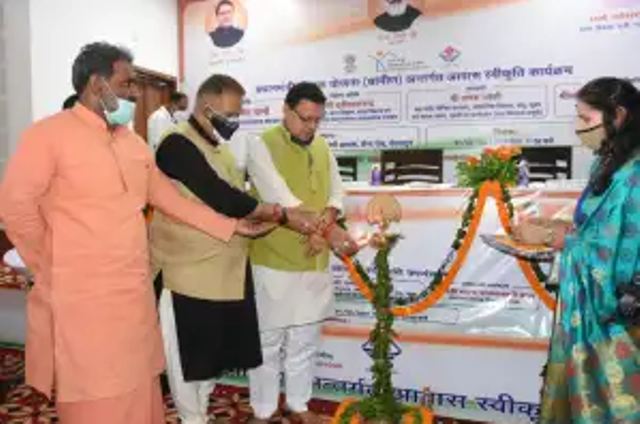 मुख्यमंत्री पुष्कर सिंह धामी ने प्रधानमंत्री आवास योजना- ग्रामीण के लाभार्थियों को आवास स्वीकृति पत्र सौंपे
