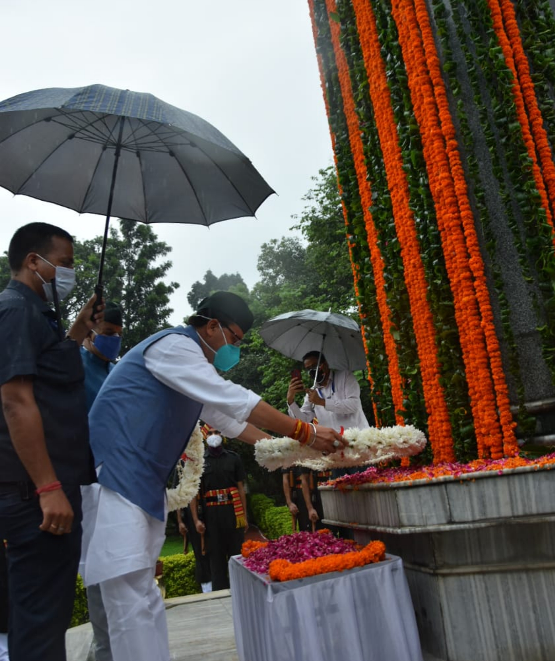 मुख्यमंत्री श्री पुष्कर सिंह धामी ने शहीद स्मारक पर पुष्पचक्र अर्पित कर कारगिल शहीदों को दी श्रद्धांजलि