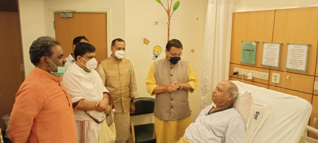 मुख्यमंत्री श्री पुष्कर सिंह धामी ने मैक्स अस्पताल जाकर कैबिनेट मंत्री श्री बंशीधर भगत जी से की मुलाकात, शीघ्र स्वास्थ्य लाभ के लिए की कामना