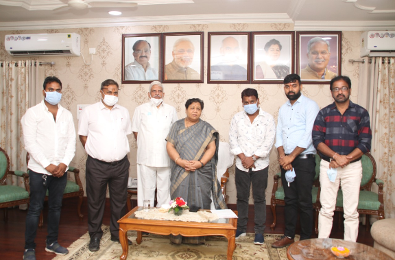 राज्यपाल अनुसुईया उइके को कोयला कर्मचारी गृह निर्माण एवं कल्याण सहकारी समिति बिलासपुर ने समस्याओं के संबंध में ज्ञापन सौंपा