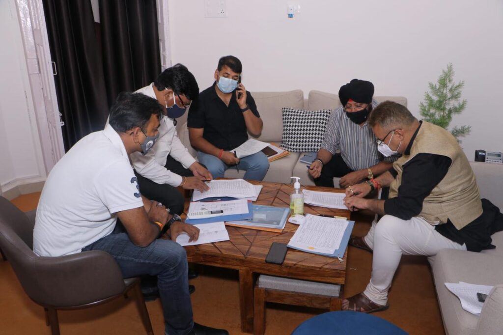 कैबिनेट मंत्री गणेश जोशी ने विकास प्राधिकरण के अधिकारियों के साथ की बैठक, हाथीबड़कला में टीकाकरण केंद्र का किया निरीक्षण
