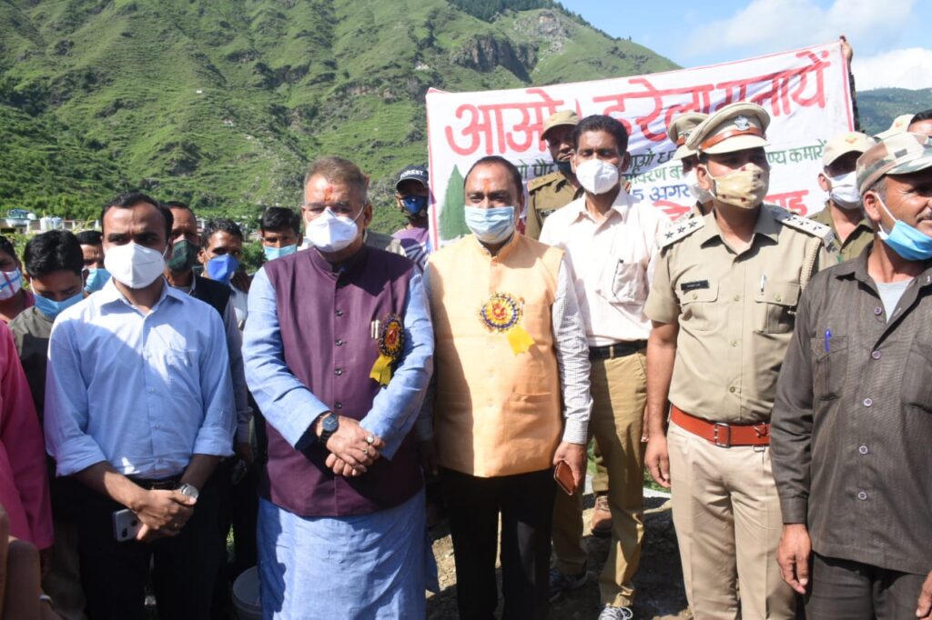 हरेला पर्व के अवसर पर काबीना मंत्री श्री गणेश जोशी ने मॉडल डेयरी का किया उद्घाटन On the occasion of Harela festival in Tiyan Tholdhar village of Naugaon development block, Cabinet Minister Shri Ganesh Joshi inaugurated