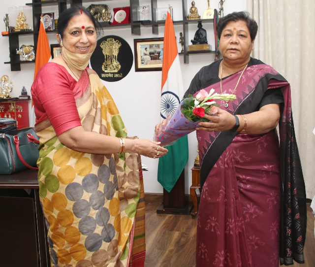 राज्यपाल से इंदिरा कला संगीत विश्वविद्यालय की कुलपति श्रीमती चन्द्राकर तथा पं. रविशंकर शुक्ल विश्वविद्यालय के कुलपति ने की सौजन्य मुलाकात