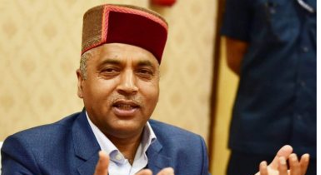हिमाचल प्रदेश के मुख्यमंत्री जय राम ठाकुर नें 2 लाख रूपए देकर की असहाय महिला की आर्थिक मदद