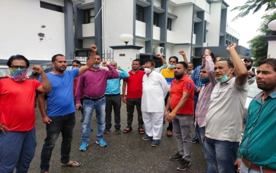 हड़ताल पर बैठे ऊर्जा निगम के 3500 से ज्यादा कर्मचारी, देहरादून में बिजलीघरों पर लगे ताले