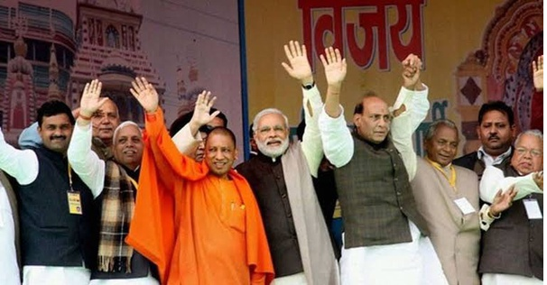 उप्र में विधानसभा चुनाव की जमकर हो रही तैयारी, सांसदों को भेंट की गयीं योगी सरकार की उपलब्धियों को दर्शाती पुस्तकें
