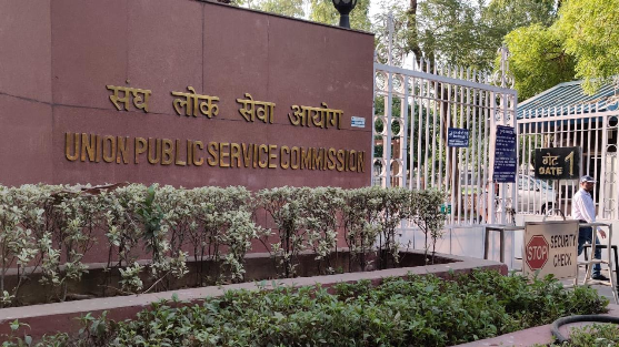लोक सेवा आयोग की परिधि के अन्तर्गत तथा लोक सेवा आयोग की परिधि के बाहर समूह ‘ग’ के पदों अधिकतम आयु सीमा में एक वर्ष की छूट