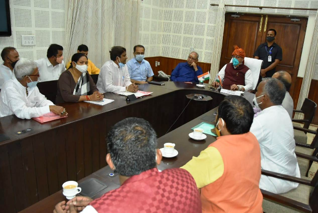 मुख्यमंत्री श्री पुष्कर सिंह धामी ने सफाई कर्मचारियों के समस्याओं को गम्भीरता से लेने का दिया आदेश