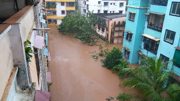 महाराष्ट्र में बारिश का कहर, कई इलाकों में पिछले कुछ दिनों से हो रही मूसलाधार बारिश ने मचाई तबाही