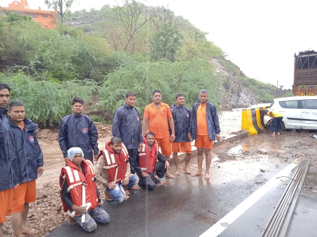 SDRF C नें 3 व्यक्तियों, 4 महिलाओं तथा 3 बच्चों की बचाई जान SDRF C Company Sawai Madhopur Rescue Team is always ready to serve the public. Under which the rescue team of SDRF C company