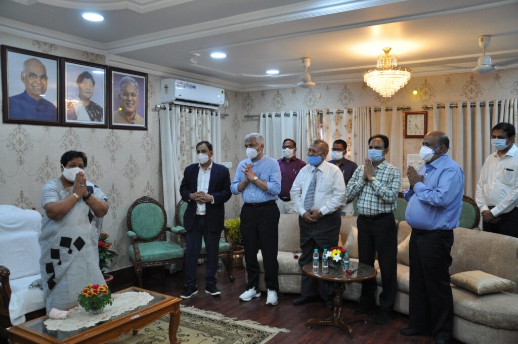 राज्यपाल ने डॉक्टर्स डे के अवसर पर चिकित्सकों को किया सम्मानित Governor Ms. Anusuiya Uikey felicitated the doctors on the occasion of Doctor's Day at Raj Bhavan here today. He paid tribute to the doctors