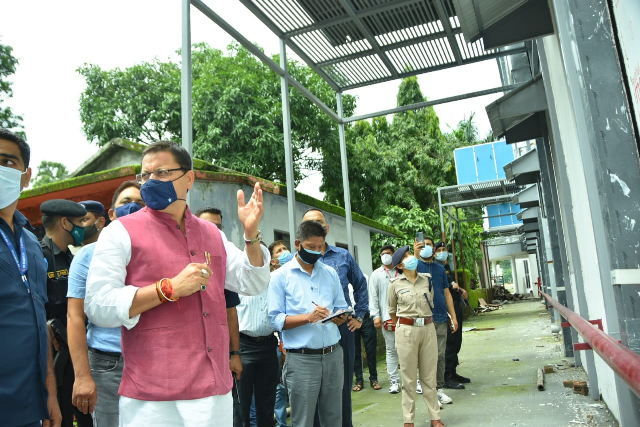 मुख्यमंत्री ने परेड ग्राउण्ड में निर्माणाधीन बहुद्देशीय क्रीडा भवन के निर्माण कार्य की जांच के लिए डीएम को दिये निर्देश