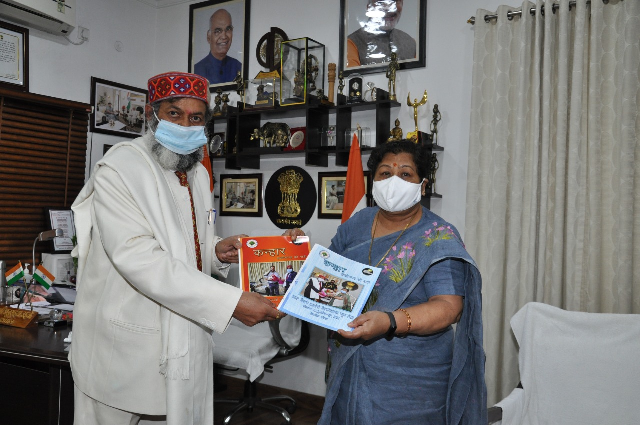 राज्यपाल को कुलपति श्री बाजपेयी ने विश्वविद्यालय का न्यूज लेटर कन्हार भेंट किया